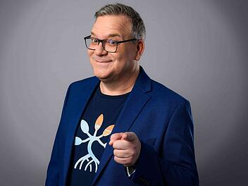 Elton würde gerne beim Dschungelcamp mitmachen, doch er darf nicht.