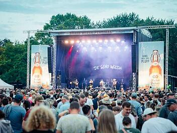 FESTIVALBESUCHER HAUPTB&Uuml;HNE