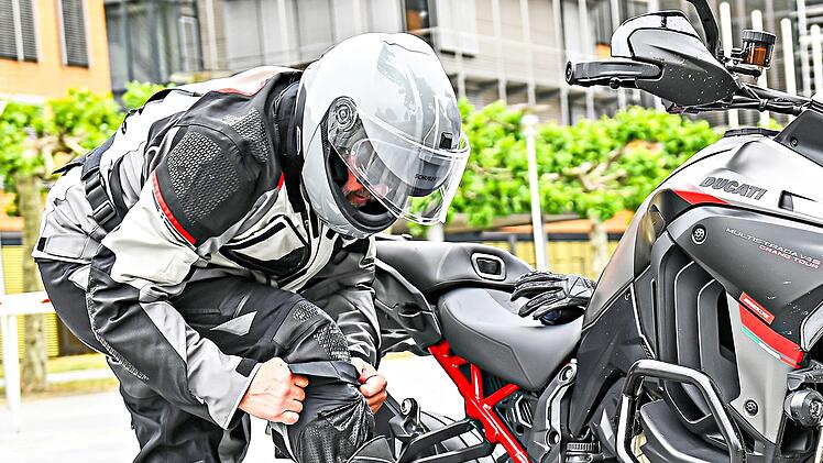 Motorradfahrer sollten darauf achten, ob im Fall eines Unfalls auch ihre Schutzkleidung mitversichert ist. HUK Coburg