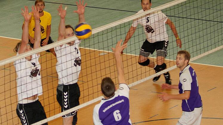 Der Eltmanner Block mit Jakob Weiß und Christian Nowak (von links) pariert den Ball der Hammelburger. Dahinter verfolgen Sebastian Richter (rechts) und Libero Maximilian Kolbe die Szene.