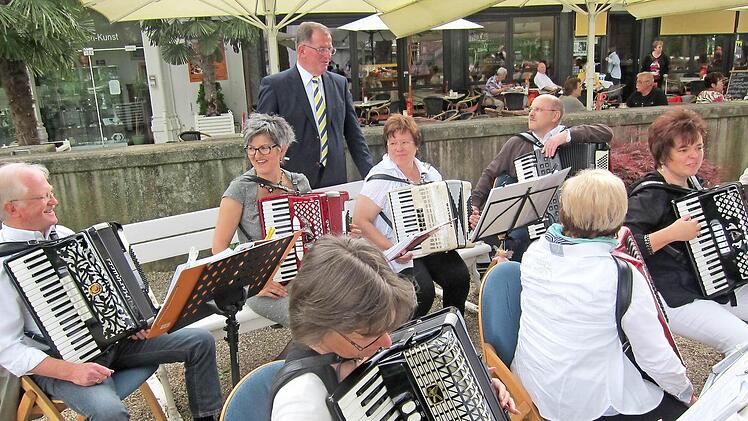 Akkordeon-Gruppen sind wichtiger Bestandteil der Musikschulen. Bezirkstagspräsident Erwin Dotzel (hinten) informierte sich.