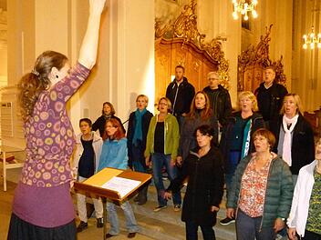 Schon bei der Probe mit Leiterin Ingrid Kasper zeigt sich der Musica-Viva-Chor hervorragend disponiert. Foto: Marion Krüger-Hundrup