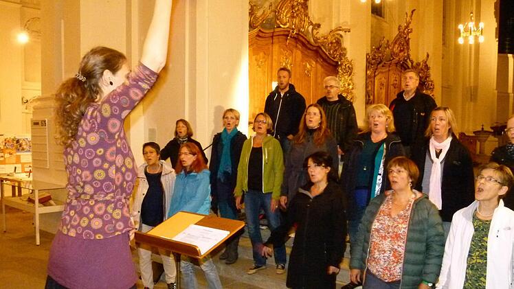 Schon bei der Probe mit Leiterin Ingrid Kasper zeigt sich der Musica-Viva-Chor hervorragend disponiert. Foto: Marion Krüger-Hundrup