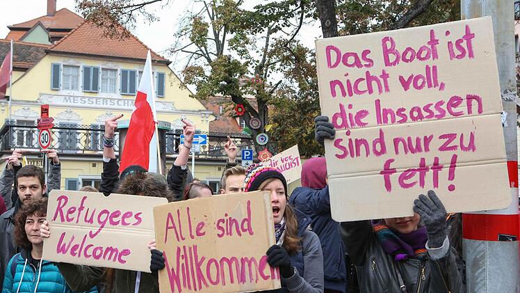Der Protest der Nazi-Gegner war nicht zu übersehen und -hören. Foto: RiegerPress