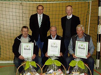 Der FC-Vorstand ernannte (vorne v. l. ) Franz Josef Kuchenbrod, Jürgen Rübeck und Wolfgang Jachmann zu Ehrenmitgliedern.  Foto: FC Untererthal