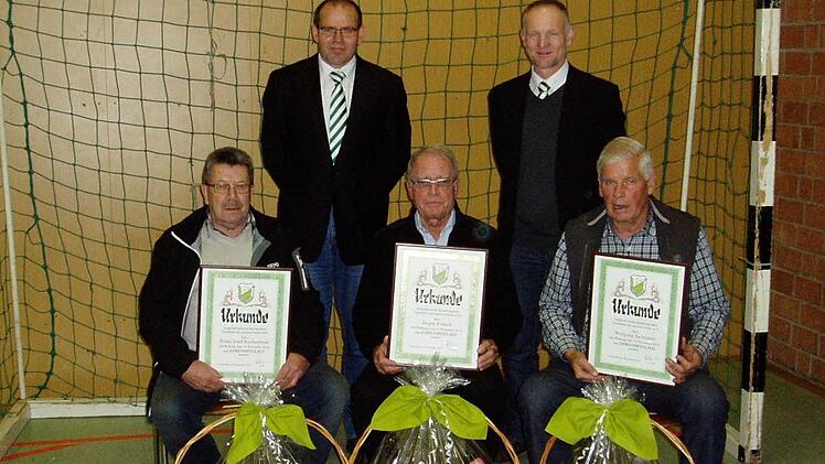 Der FC-Vorstand ernannte (vorne v. l. ) Franz Josef Kuchenbrod, Jürgen Rübeck und Wolfgang Jachmann zu Ehrenmitgliedern.  Foto: FC Untererthal
