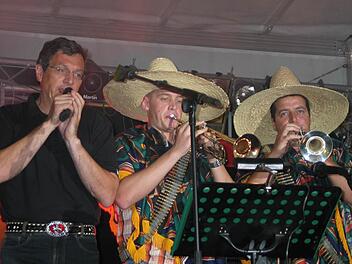 Beim Auftritt von Bobby Beer wieder dabei: Die Trompetenspieler Heiko Sauer und Martin Schmitt. Foto: Heike Beudert/ Archiv