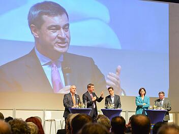 Hohe Ministerdichte auf dem Podium in der Stammberger-Halle: Ludwig Spaenle (Bildung), Markus Söder (Finanzen), Ilse Aigner (Wirtschaft, von links) im Gespräch mit Staatssekretär Gerhard Eck (rechts). Foto: Ronald Rinklef