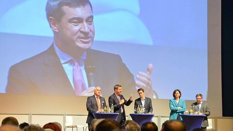 Hohe Ministerdichte auf dem Podium in der Stammberger-Halle: Ludwig Spaenle (Bildung), Markus Söder (Finanzen), Ilse Aigner (Wirtschaft, von links) im Gespräch mit Staatssekretär Gerhard Eck (rechts). Foto: Ronald Rinklef