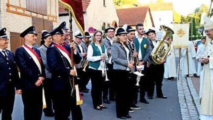 Der Oberhirte dankte den Vereinen, wie hier der Feuerwehr und der Blaskapelle, für ihr Engagement in den Gemeinden.  Fotos: Günther Geiling