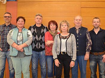 Für 40 Jahre Mitgliedschaft im Sportverein Ramsthal wurden (von links). Peter Krebs, Moni Neder, Hans Neder, Karin Neder, Thekla Hofmann und Richard Söder von Vorsitzendem Stefan Six geehrt. Foto: Andreas Lomb