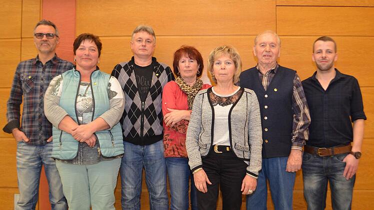 Für 40 Jahre Mitgliedschaft im Sportverein Ramsthal wurden (von links). Peter Krebs, Moni Neder, Hans Neder, Karin Neder, Thekla Hofmann und Richard Söder von Vorsitzendem Stefan Six geehrt. Foto: Andreas Lomb