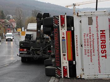 Der Anhänger des Lkw blockierte die Fahrspur in Richtung Römershag komplett. Der Verkehr wurde an der Unfallstelle vorbeigeleitet. Foto: Ulrike Müller