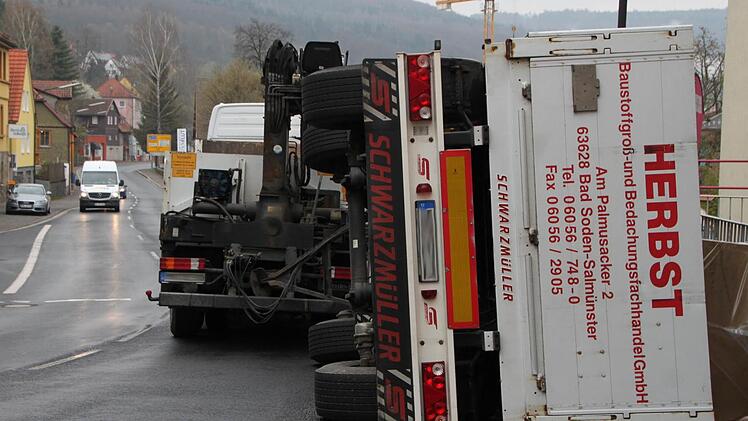 Der Anhänger des Lkw blockierte die Fahrspur in Richtung Römershag komplett. Der Verkehr wurde an der Unfallstelle vorbeigeleitet. Foto: Ulrike Müller