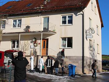 Ermittler nahmen am Dienstag den Brandort in Frauenroth unter die Lupe. Foto: Ralf Ruppert