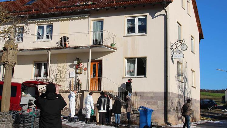 Ermittler nahmen am Dienstag den Brandort in Frauenroth unter die Lupe. Foto: Ralf Ruppert