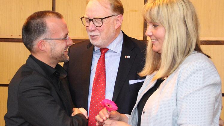 Ren é Boldt (links) erhält die Glückwünsche seiner bisherigen Chefs: Für den Bundestagsabgeordneten Hans Michelbach leitet der dessen Wahlkreisbüro, unter seiner Vorgängerin Birgit Weber war er ehrenamtlicher Kreisgeschäftsführer der CSU. Foto: Simone Bastian