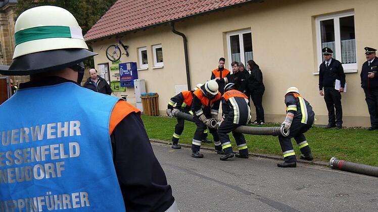 Tempo, Tempo: Mitglieder von drei Feuerwehren aus dem Ebensfelder Gemeindegebiet zeigen bei der Leistungsprüfung, dass sie gemeinsam an einem Strang ziehen können.
