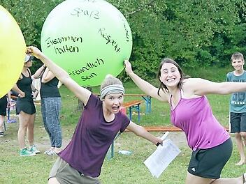 Selina Wolf und Julia Sauer (von links) bei einem der vergangenen Zeltlager.  Foto: Sina Vorndran