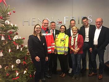 Sie freuen sich über die Spendensumme von 2000 Euro  (von links):  Kathrin Halbleib (BRK-Bereitschaft Bad Brückenau), Armin Stelzner (Helfer vor  Ort/HvO  Schondra), Kurt Fries (Steuerberater), Anna-Lena Larbig (HvO Motten), Michael Henn (Steuerberater), Andrea Green (Elterninitiative der Regenbogenstation Uniklinik Würzburg), Andreas Diller (Steuerberater) und Thomas Henn (Steuerberater). Foto: Christine Henn