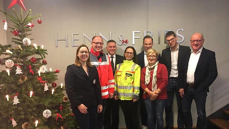 Sie freuen sich über die Spendensumme von 2000 Euro  (von links):  Kathrin Halbleib (BRK-Bereitschaft Bad Brückenau), Armin Stelzner (Helfer vor  Ort/HvO  Schondra), Kurt Fries (Steuerberater), Anna-Lena Larbig (HvO Motten), Michael Henn (Steuerberater), Andrea Green (Elterninitiative der Regenbogenstation Uniklinik Würzburg), Andreas Diller (Steuerberater) und Thomas Henn (Steuerberater). Foto: Christine Henn