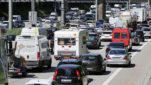 Der Stau in die Ferienfahrt muss nicht sein. Auch Zuhause kann man gut Urlaub machen.Symbolbild: Bodo Marks/dpa