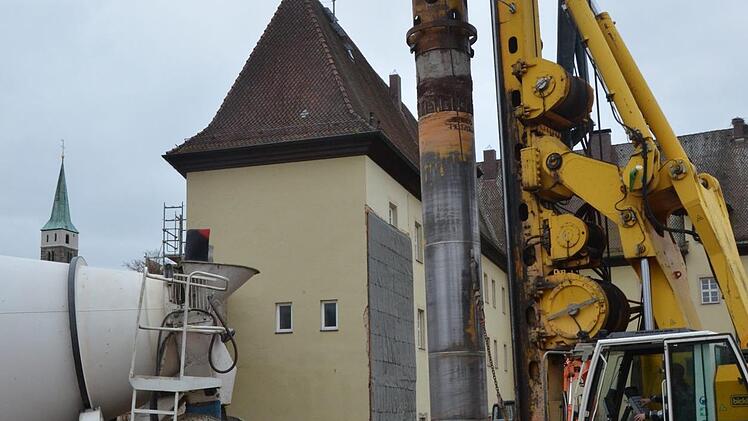Erst werden die Löcher gebohrt, dann mit Beton verfüllt. Die nächsten zehn Wochen geht das so, insgesamt 267 Mal.