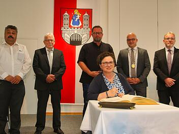 Ins Goldene Buch der Stadt Münnerstadt trugen sich am Sonntag verabschiedete und geehrte Stadträte ein. Vorne sitzend Rita Schmitt, (hinten v.l.) Georg Heymann, Hubert Holzheimer, Ralf Verholen, Bürgermeister Michael Kastl sowie Thomas Meckel.
