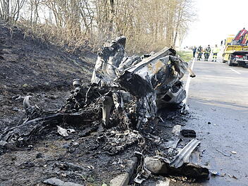 BMW prallt gegen Brückenpfeiler und gerät in Brand: Fahrer verstirbt vor Ort BMW prallt gegen Brückenpfeiler und gerät in Brand: Fahrer verstirbt vor Ort