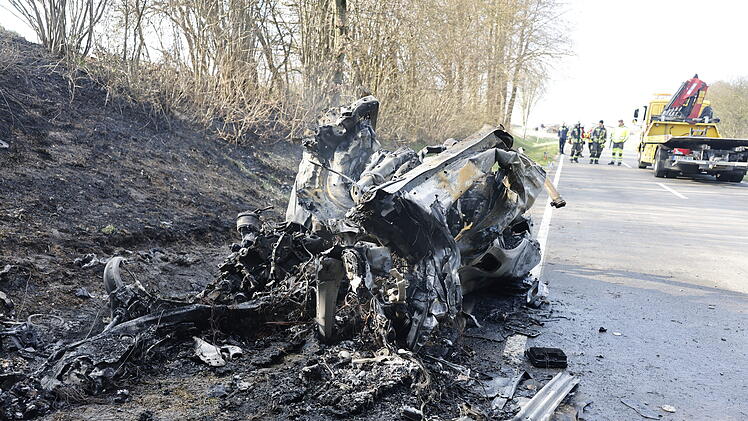 BMW prallt gegen Brückenpfeiler und gerät in Brand: Fahrer verstirbt vor Ort