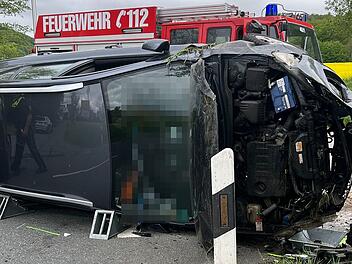 Ersthelfer befreien verletzten Fahrer nach Unfall im Kreis Kulmbach