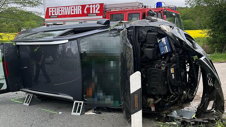 Ersthelfer befreien verletzten Fahrer nach Unfall im Kreis Kulmbach