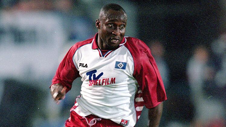 Auch bei Fußballprofis tricksen beim Alter. Prominentes Beispiel: Anthony Yeboah. Der frühere Stürmer von Eintracht Frankfurt und dem HSV räumte erst 2012, weit nach Karriereende, ein, sich exakt zwei Jahre jünger geschummelt zu haben.