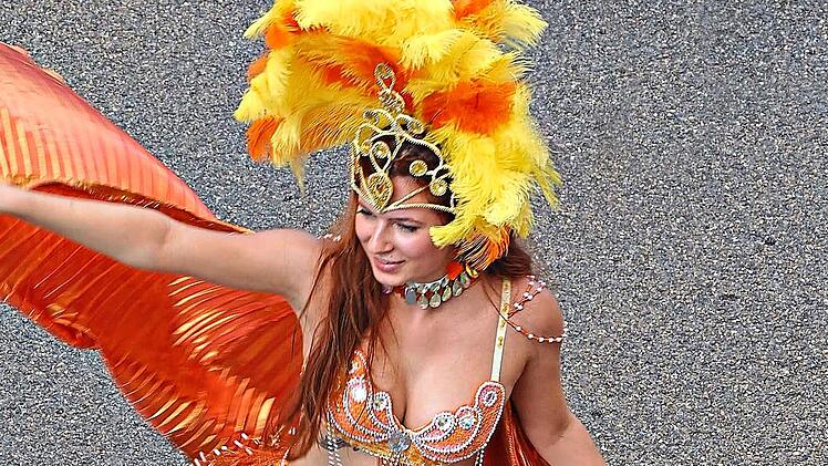 Im Festzug liefen Samba-T&auml;nzerinnen mit.