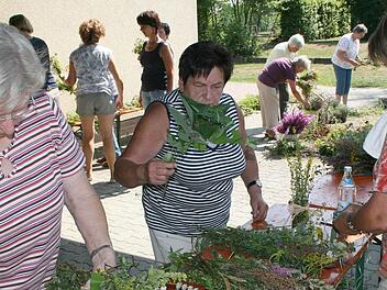 Die  Gartenvereins-Frauen beim  Würzbüschelbinden. Rechts die Vorsitzende Elisabeth Liebl. Foto: Mathias Erlwein