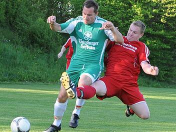 Grenzwertig: Sebastian Bayer (rechts) vom SV Rödelmaier attackiert den Garitzer Spielertrainer Andrzej Sadowski kurz vor dem eigenen Strafraum. Foto: Hopf
