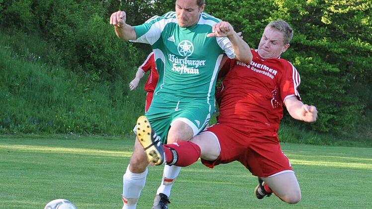 Grenzwertig: Sebastian Bayer (rechts) vom SV Rödelmaier attackiert den Garitzer Spielertrainer Andrzej Sadowski kurz vor dem eigenen Strafraum. Foto: Hopf