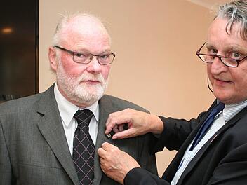 Landrat Eberhard Irlinger (rechts) steckt Franz Kachler die Auszeichnung des Bayerischen Ministerpräsidenten für seinen Einsatz im Ehrenamt an.   Foto: Evi Seeger