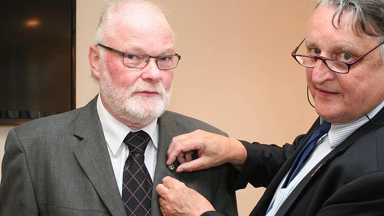 Landrat Eberhard Irlinger (rechts) steckt Franz Kachler die Auszeichnung des Bayerischen Ministerpräsidenten für seinen Einsatz im Ehrenamt an.   Foto: Evi Seeger