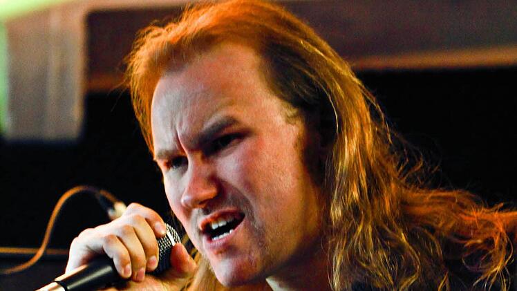 Steven Müller singt regelmäßig im bandeigenen Proberaum, denn der nächste Auftritt kommt bestimmt. Foto: Manuel Stark
