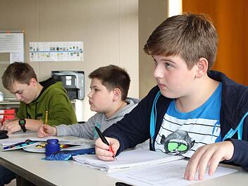 Ganz bei der Sache: Julian Gerhard (von rechts), Johannes Tuz und Christoph Karg belegen das Angebot "Russisch Spiel" von Lehrerin Anna Kramlich. Foto: Ulrike Müller