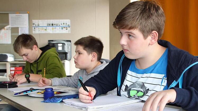 Ganz bei der Sache: Julian Gerhard (von rechts), Johannes Tuz und Christoph Karg belegen das Angebot "Russisch Spiel" von Lehrerin Anna Kramlich. Foto: Ulrike Müller