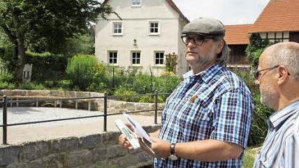 Stadtbaumeister Andreas Ender führte durch den Ort. Wo das nicht mehr benötigte Gefrierhaus stand, wurde ein schöner Platz geschaffen.