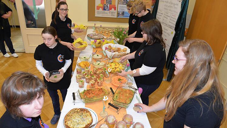 Letzte Vorbereitungen für das vegetarische Buffet Foto: Ronald Rinklef