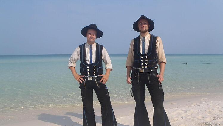 Dominik Häußinger und sein Freund Malte am Strand von Phú Quoc, der größten Insel Vietnams.