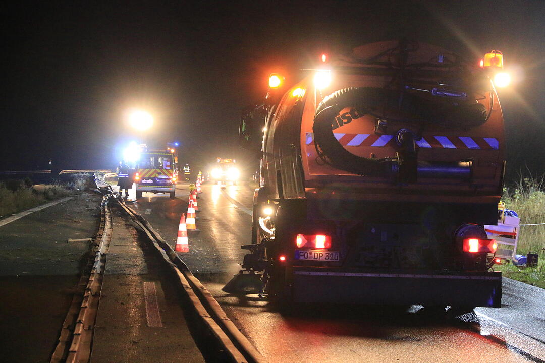 Lkw durchbricht Mittelschutzplanke auf A73