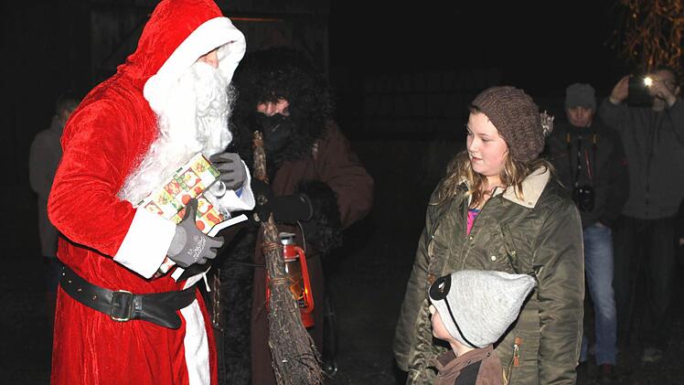 Auch der Nikolaus kam zum Beleuchtungsevent in Marktrodach. Foto: Michael Wunder