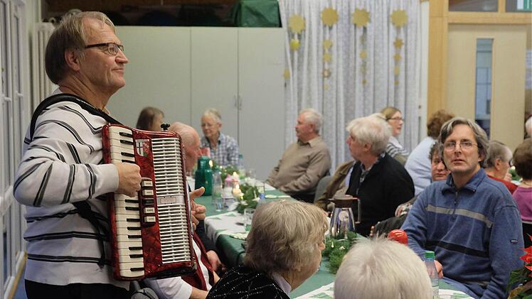 Akkordeonspieler Rudi Hofmann begleitete die Feier musikalisch. Foto: Gerd Schaar