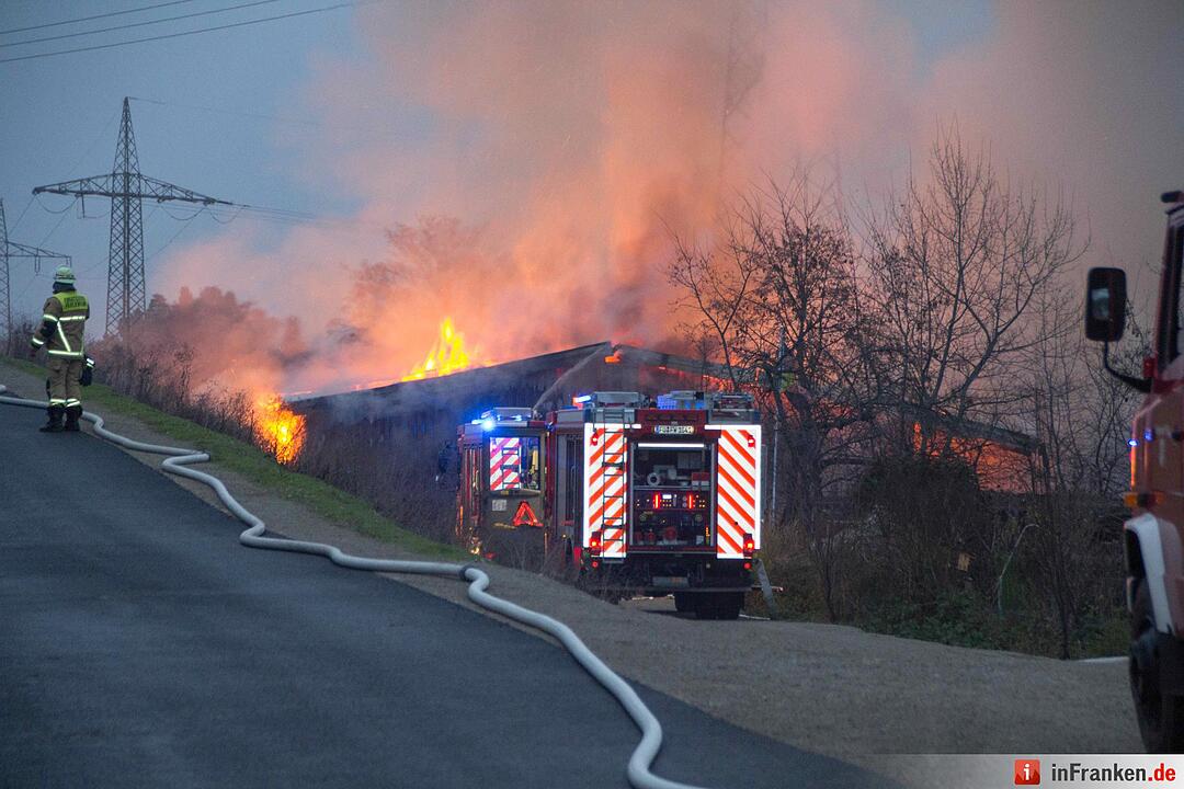 Lagerhalle bei Fürth brennt