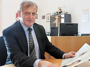 Wahlversprechen eingehalten: Bürgermeister Bruno Kellner mit seinem Wahlprospekt, mit dem er vor sechs Jahren angetreten war. Foto: Schreiber